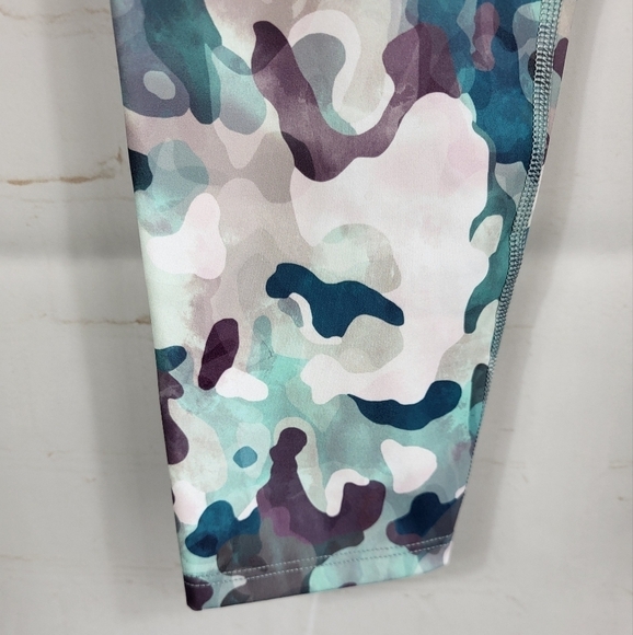 Spanx Booty Boost Active Athletic Crop Printed Camo Blue Pink Multi Medium - Picture 8 of 13